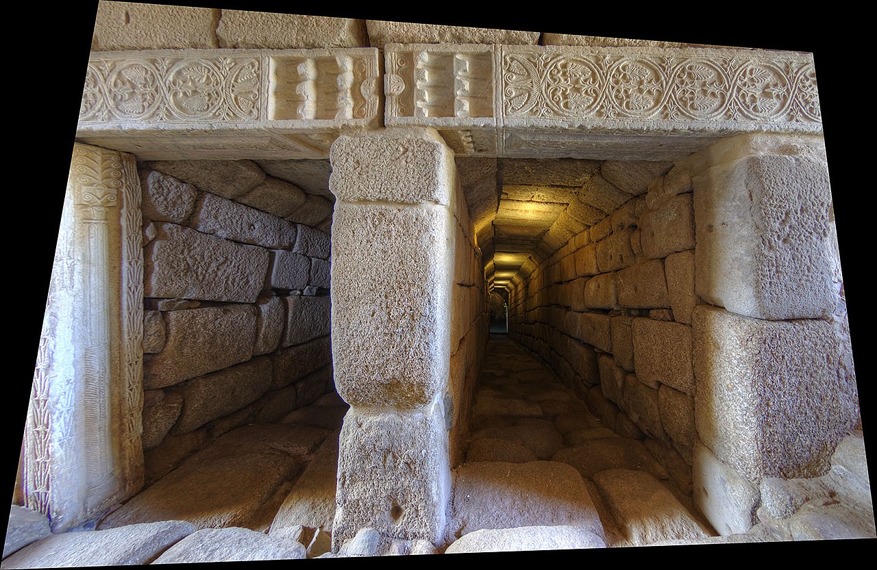 мерида1280px-Aljibe_en_la_alcazaba_de_Mérida_(11398597026).jpg