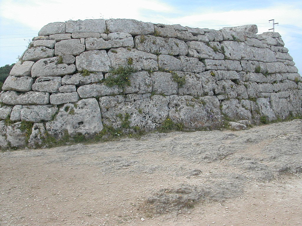 минорка 1024px-Naveta_Tudons.jpg