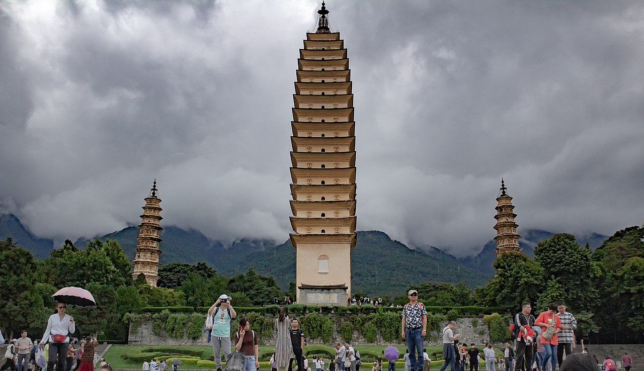наньчжао центральна пагода1280px-Three_Pagodas_of_Chongsheng_Temple_front_view_from_entrance.jpg