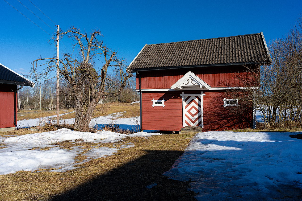 норв1280px-Gardsepletreet_og_stabburet.jpg