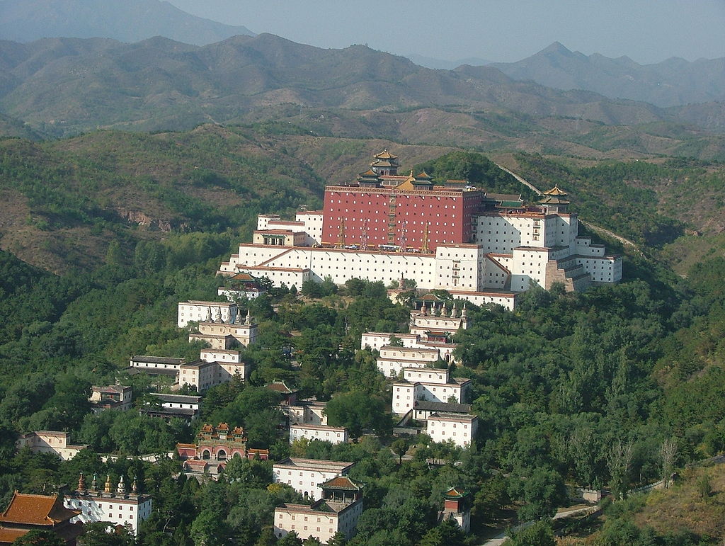 путо1024px-Chengde_view_from_mountain_top.jpg