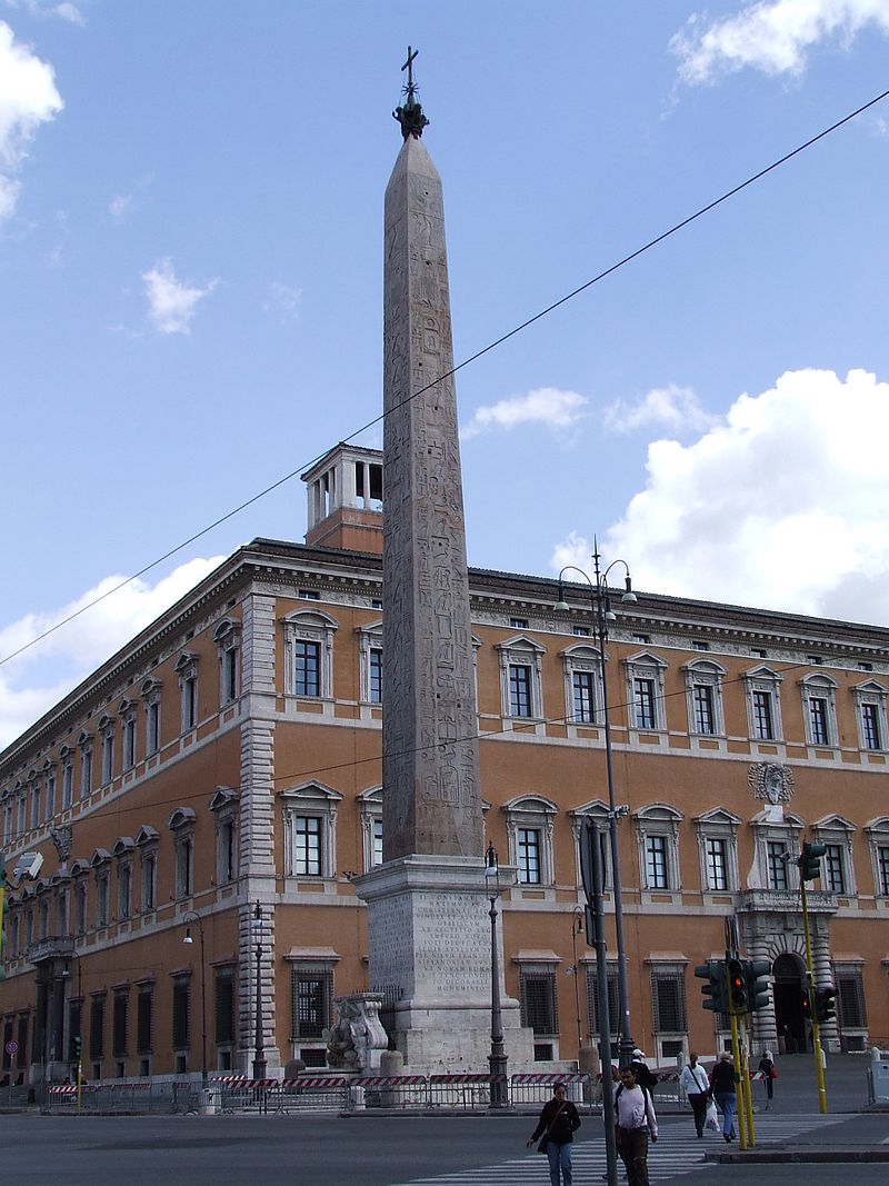 рим 800px-Palace_of_St._John_Lateran_and_Obelisk_of_Thuthmose_IV.jpg