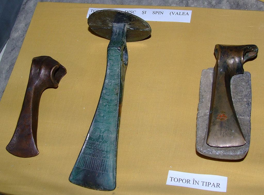 румын Wietenberg_culture_axes_at_National_Museum_of_Transylvanian_History_2007.jpg