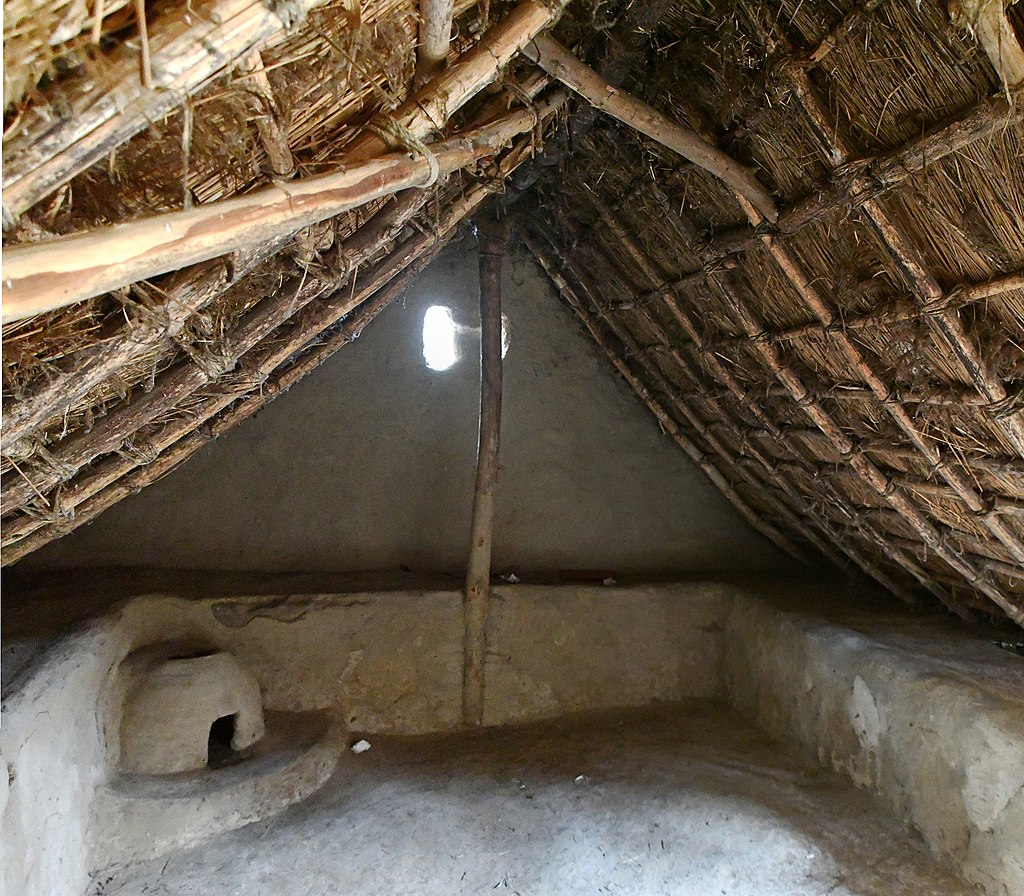 слав 1024px-Tiszaalpár,_Árpád-kori_falurekonstrukció_2021_06.jpg