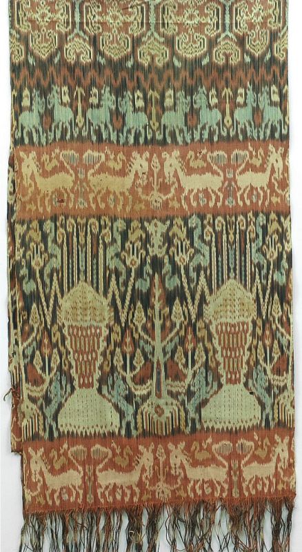 сумбаCOLLECTIE_TROPENMUSEUM_Ceremoniële_schouder-_of_heupdoek_voor_mannen_TMnr_5977-42.jpg