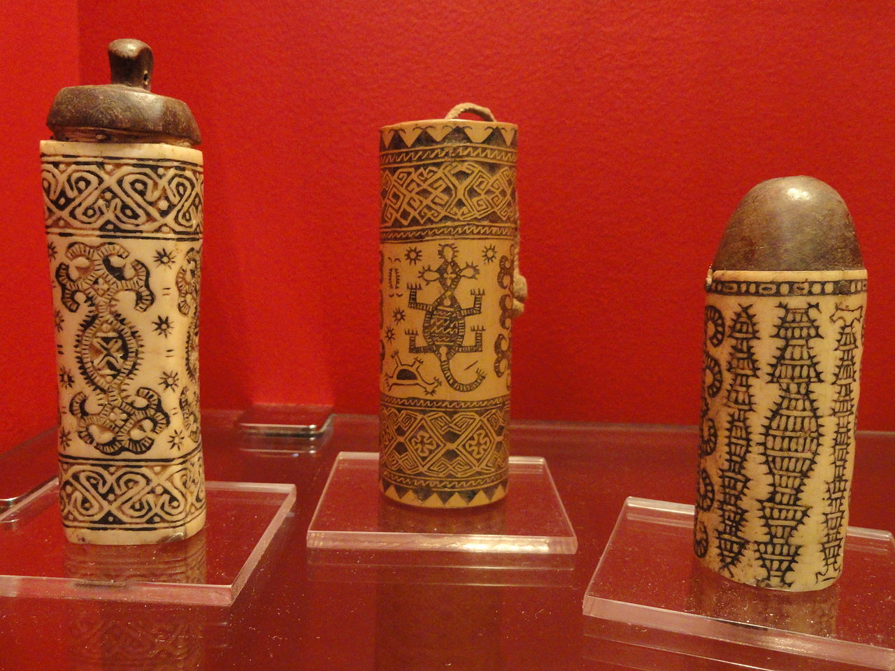тимор-Betel_containers,_bone_and_bamboo,_Timor,_1925-1952_-_Staatlichen_M.JPG