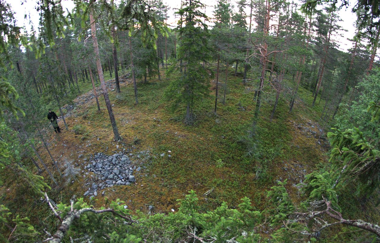 фин 1280px-Rajakangas_Giant's_Church.jpg