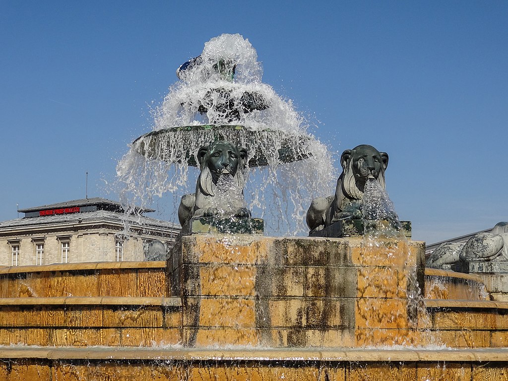 фр1024px-Cast_iron_lion_statues_and_fountain.jpg