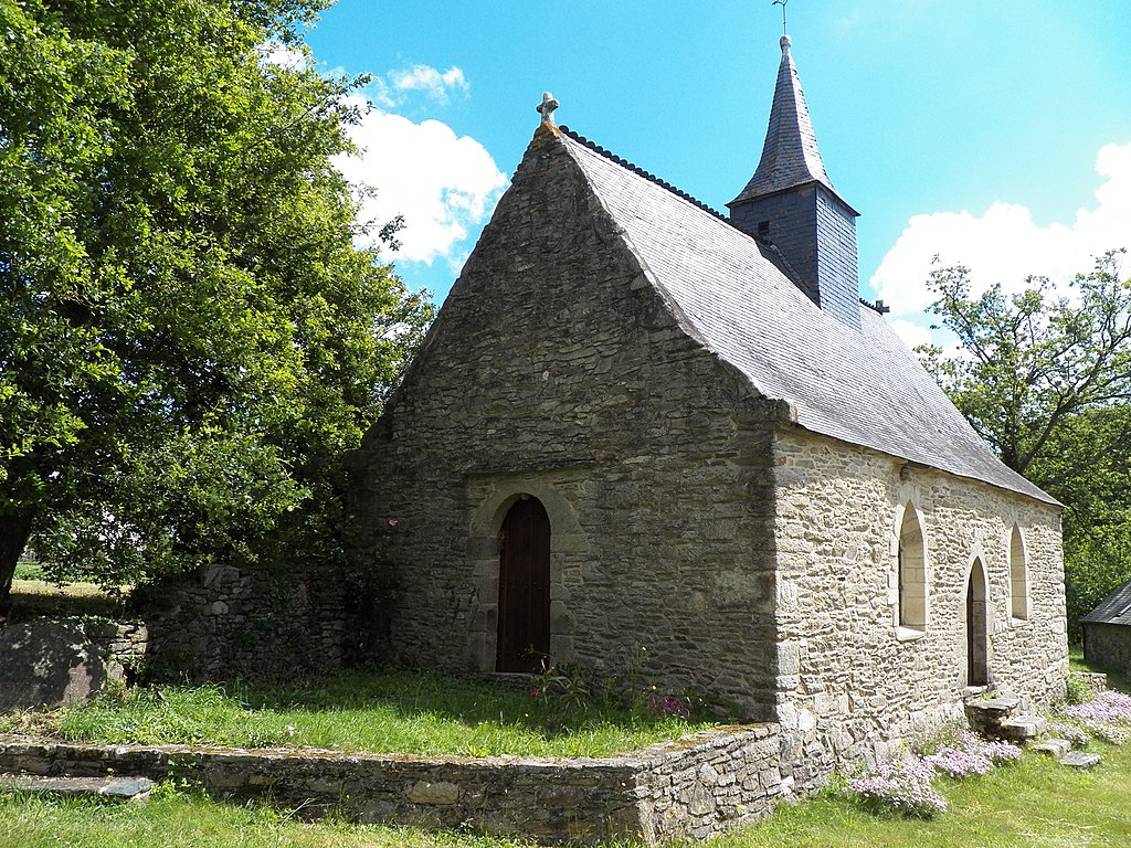 фр1024px-Peillac_-_ND_de_Liesse_vue_extérieure_1.jpg