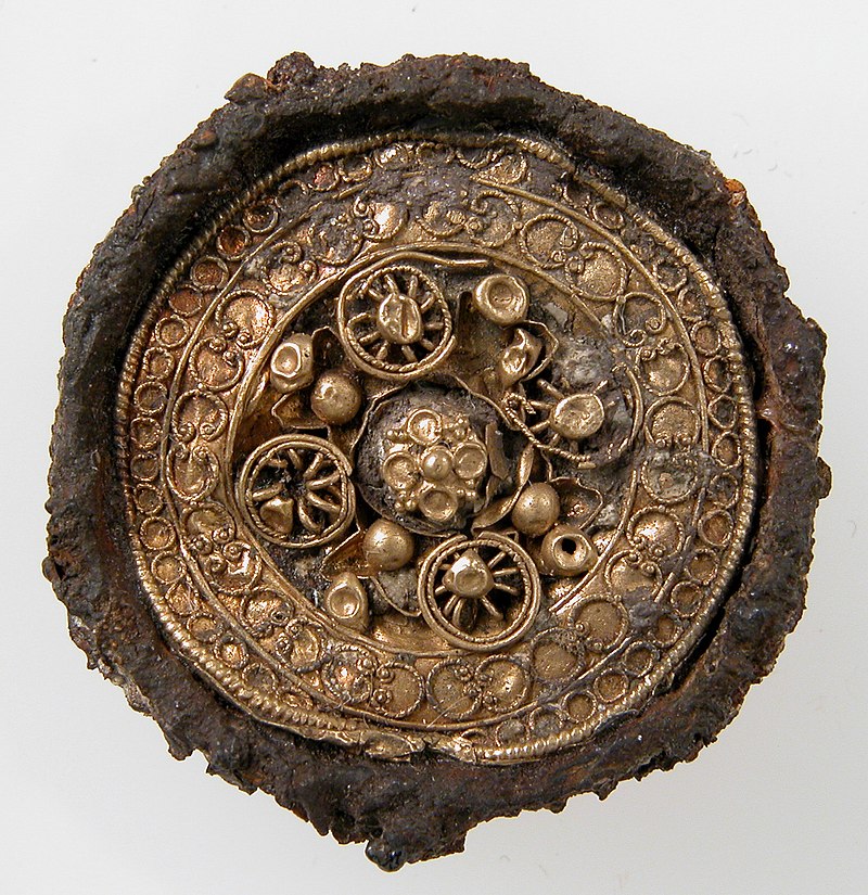 фр800px-Disk_Brooch_MET_sf17-191-159s1.jpg