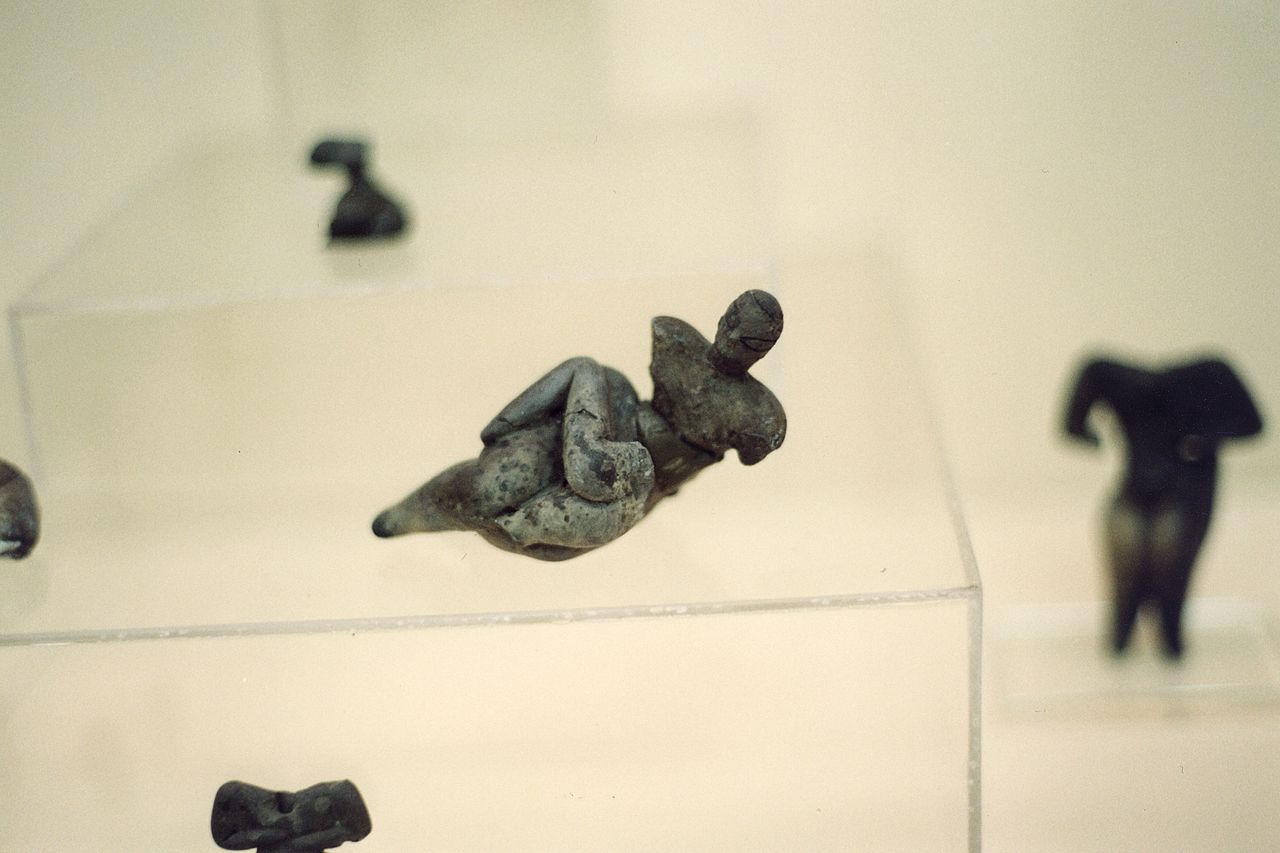 хаджиларTorsos_of_goddesses,_6th_millenium_BC,_MACA,_99042.jpg