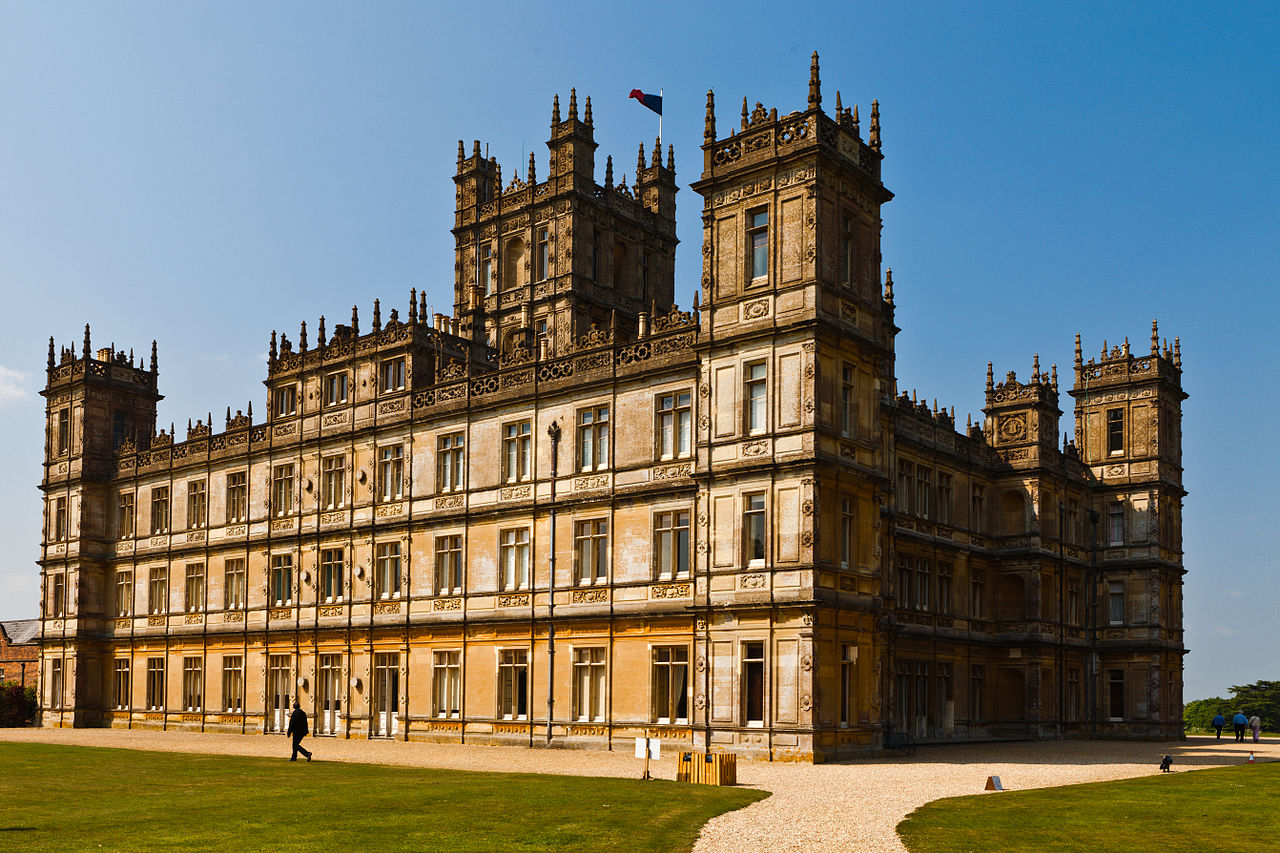 хайклер замон перестроен 1878 -Highclere_Castle_(April_2011).jpg