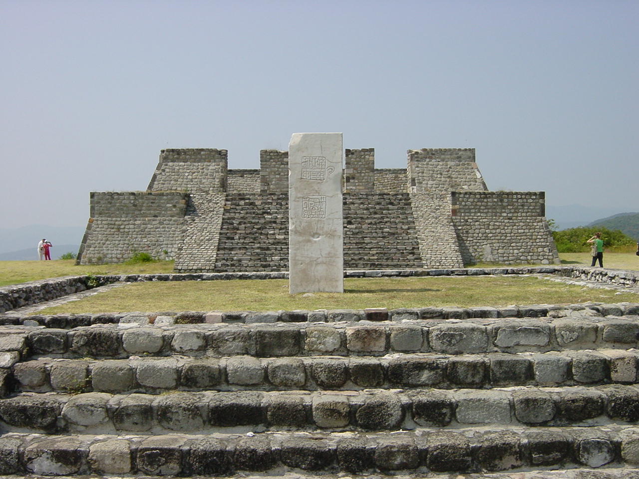 шочикалько Mexico_xochicalco_pyramids.JPG