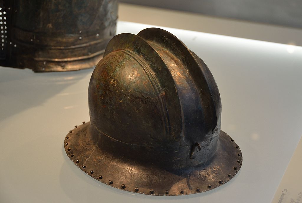 штирияHallstatt_culture_Kleinklein_-_double_ridge_helmet.jpg