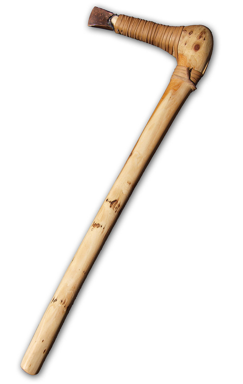 эци 800px-ReconstructedOetziAxe.jpg