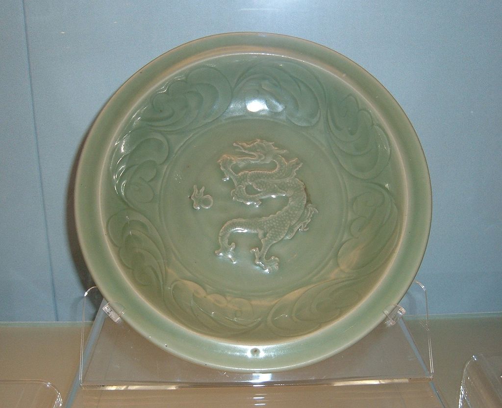 юаньCeladon_dish_with_applied_dragon_design.JPG