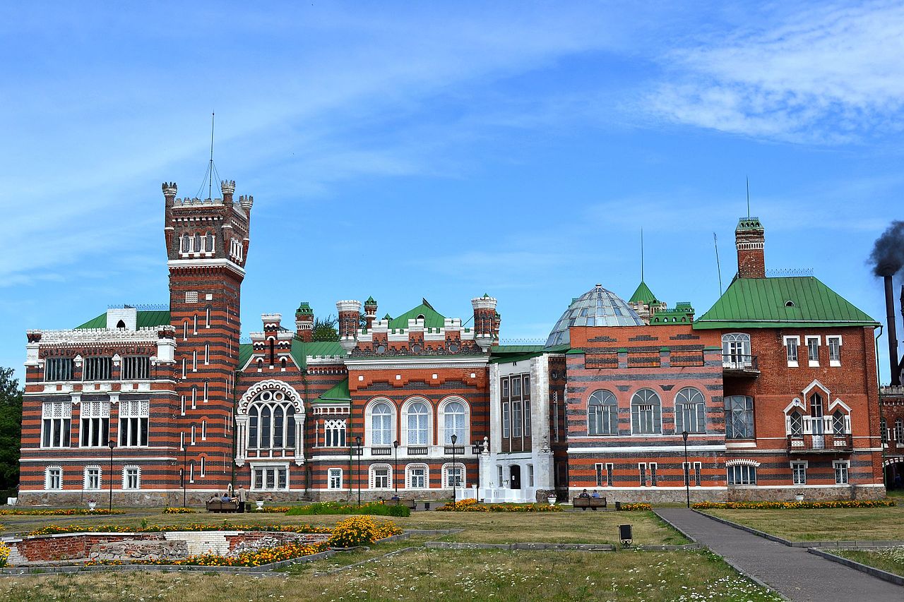 юрино 1280px-Вид_на_парадный_фасад_Шереметьевского_замка.JPG