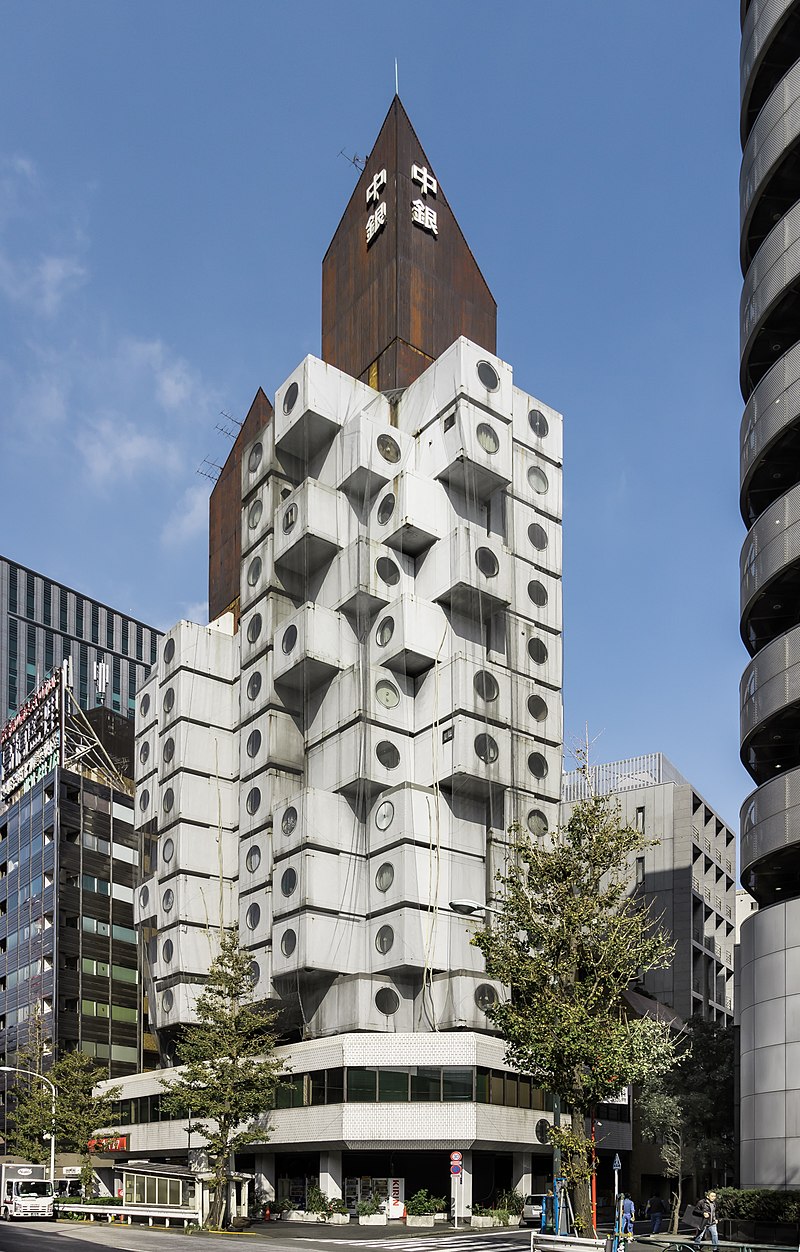 яп800px-2018_Nakagin_Capsule_Tower_03.jpg