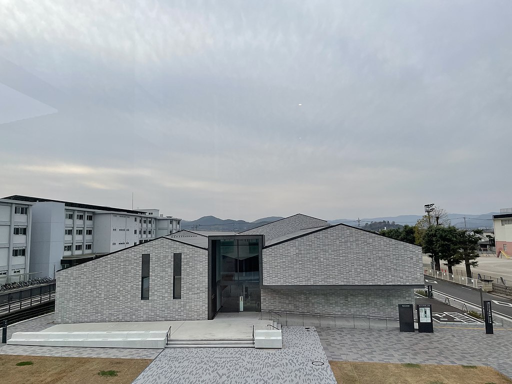 япTochigi_City_Art_Museum_as_seen_from_the_second_floor_of_Tochigi_City_Literature_Museum.jpg