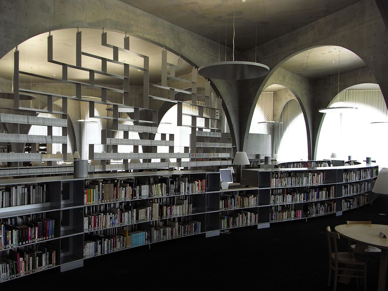 多摩美術大学図書館_-_flickr_2677847982_9c9dcde85b_o.jpg