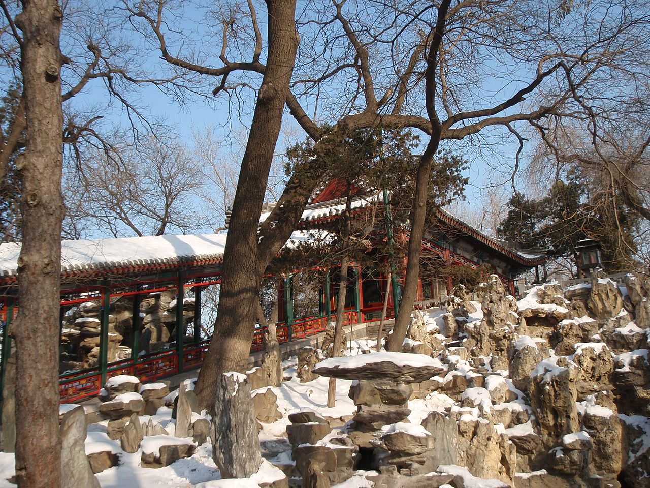 恭王府里的长廊和假山_-_panoramio.jpg