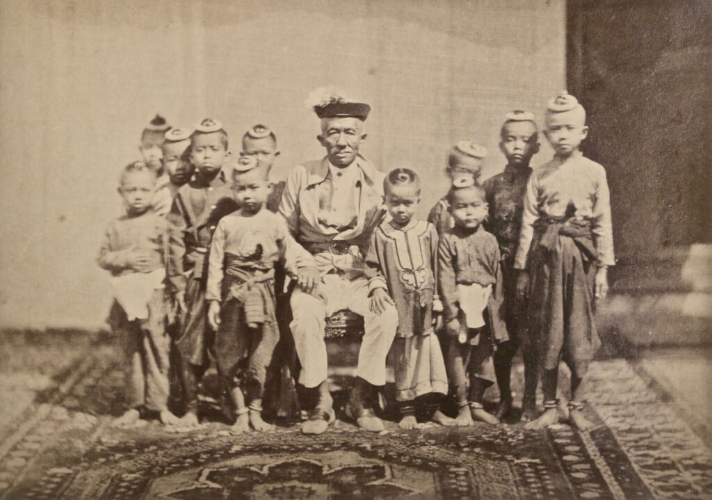 014_3-King-Mongkut-and-eleven-of-his-children-by-Carl-Bismarck2-1024x7191-1024x719.jpg