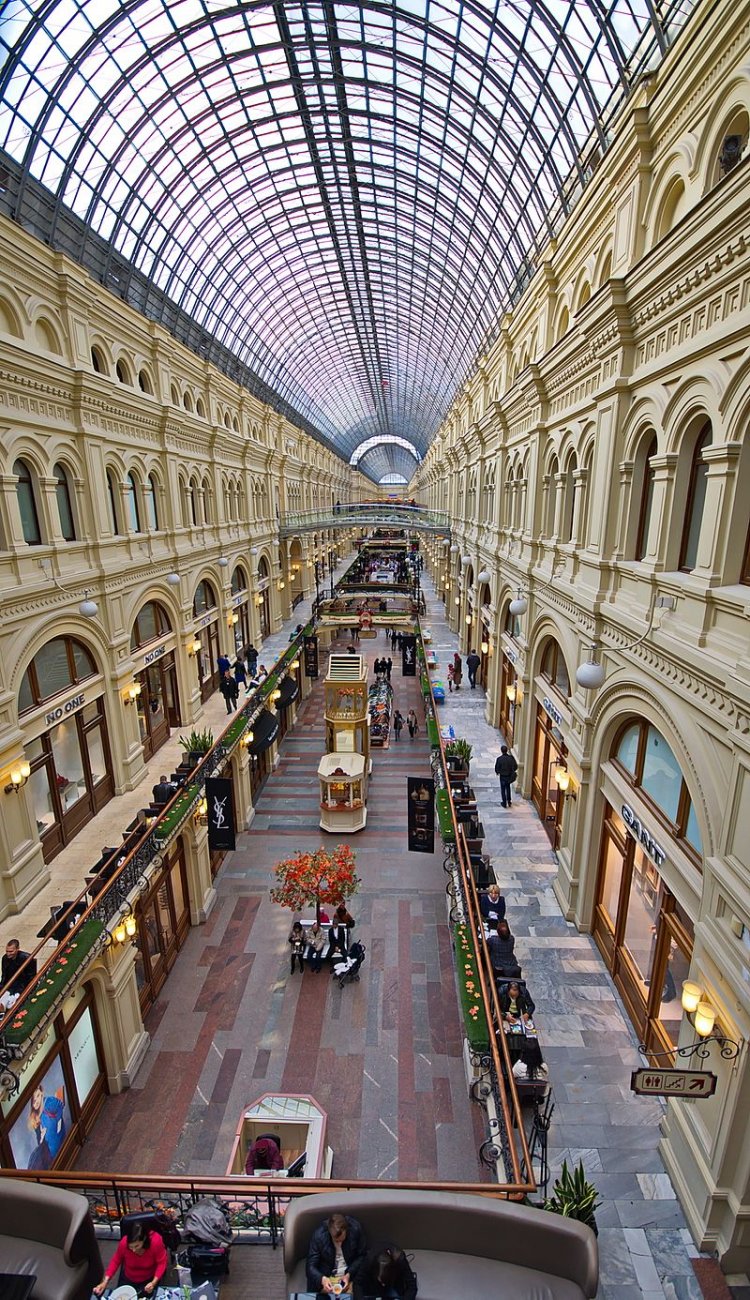 0286_-_Moskau_2015_-_Kaufhaus_GUM_(26398883725).jpg