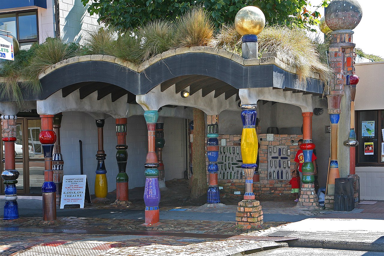 0_3060Kawakawa_-_Neuseeland_-_Hundertwassertoilette.jpg