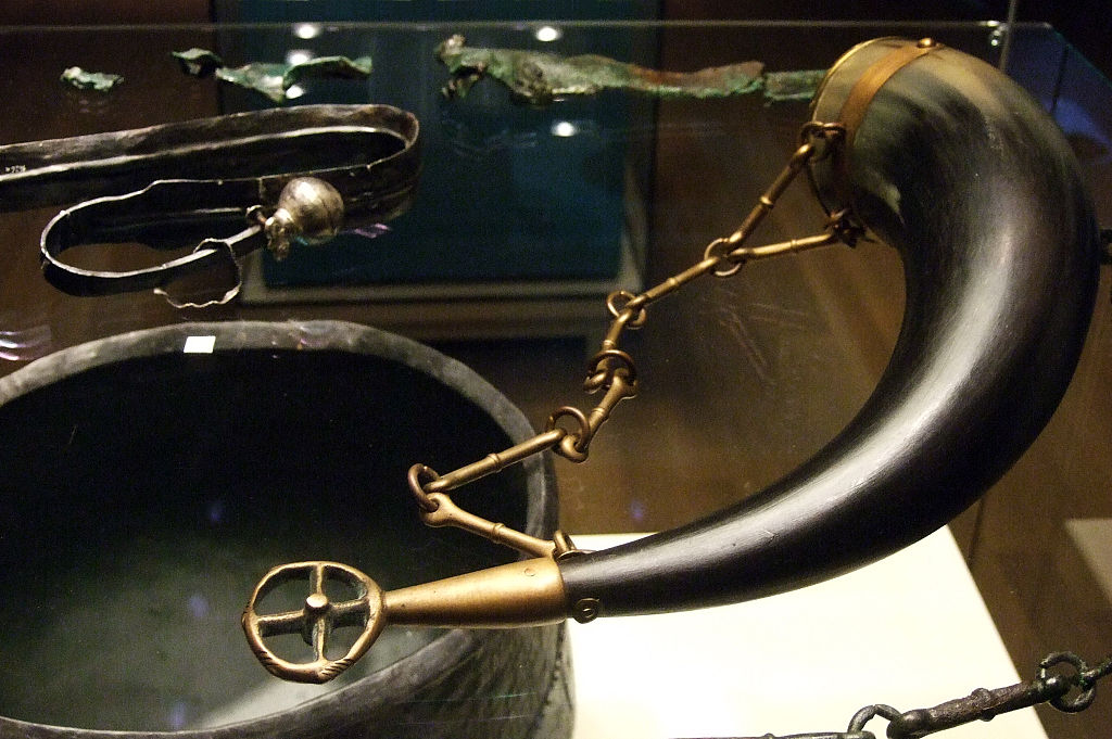 1 dLombard_warrior\'s_grave_from_Harsefeld_-_sword,_spurs,_drinking_horn.jpg