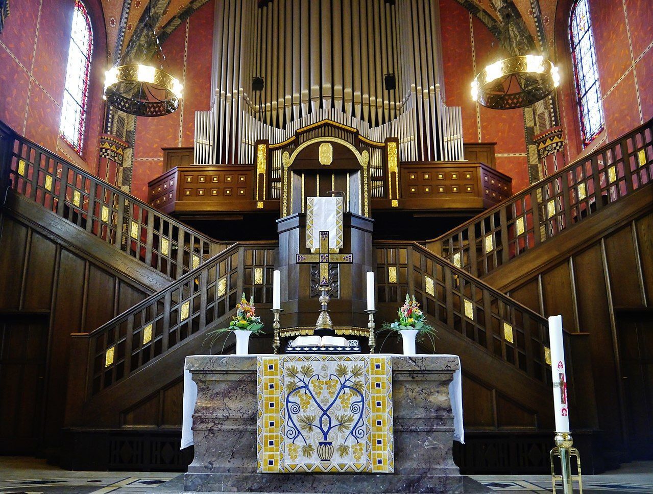 10 кирх1280px-Wiesbaden_Lutherkirche_Innen_Kanzel_3.jpg