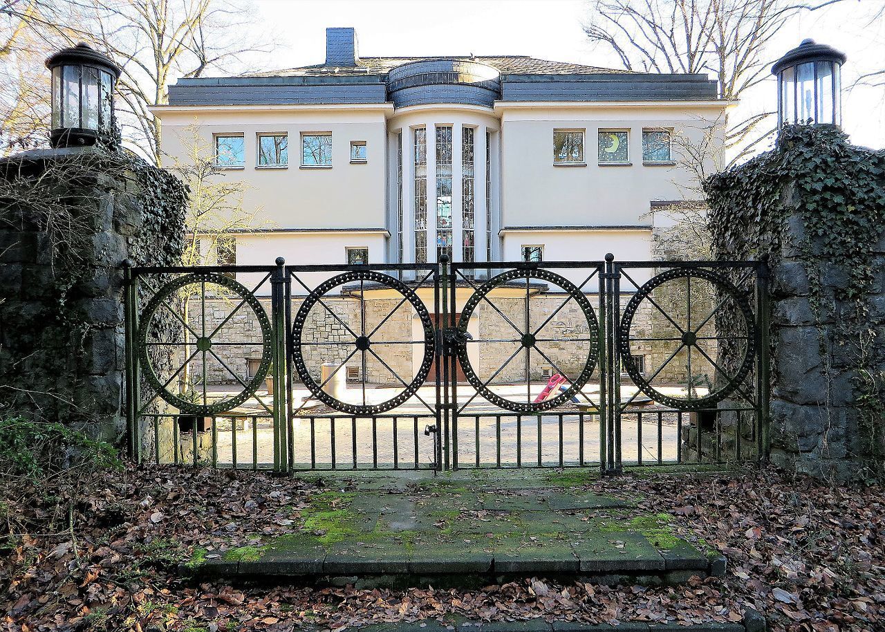 10 1280px-Eingangstor_Villa_Cuno.jpg