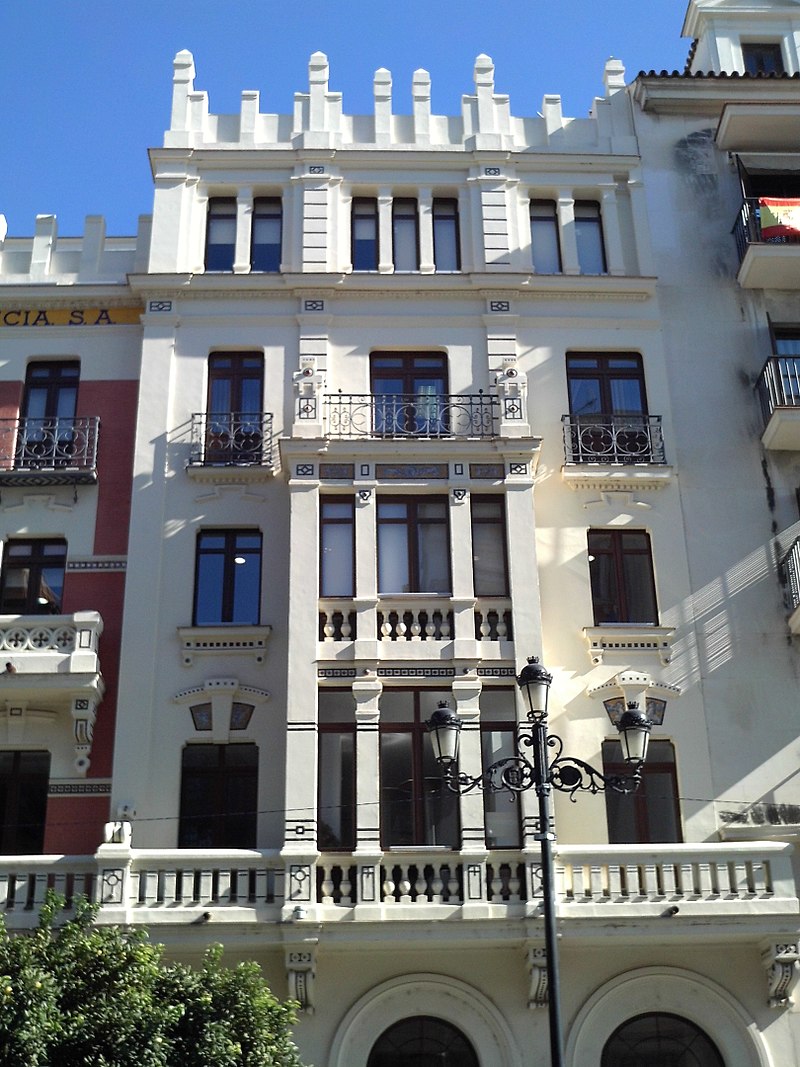 10 800px-Edificio_Santa_Lucía_(Sevilla).jpg