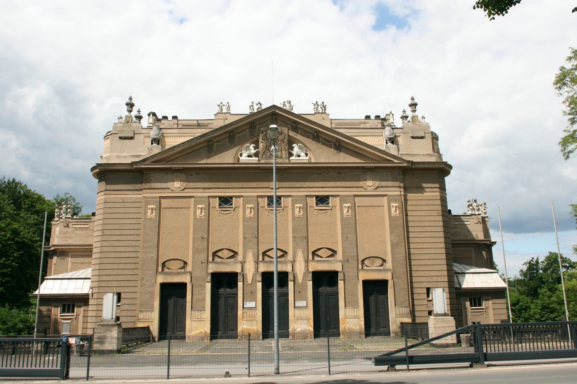 10 Görlitz_-_Am_Stadtpark_-_Stadthalle_06_ies.jpg