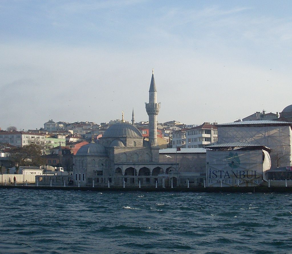 1024px-İstanbul_-_Şemsi_Paşa_(Kuşkonmaz)_Camii,_Üsküdar_r4_-_Şub_2013.jpg