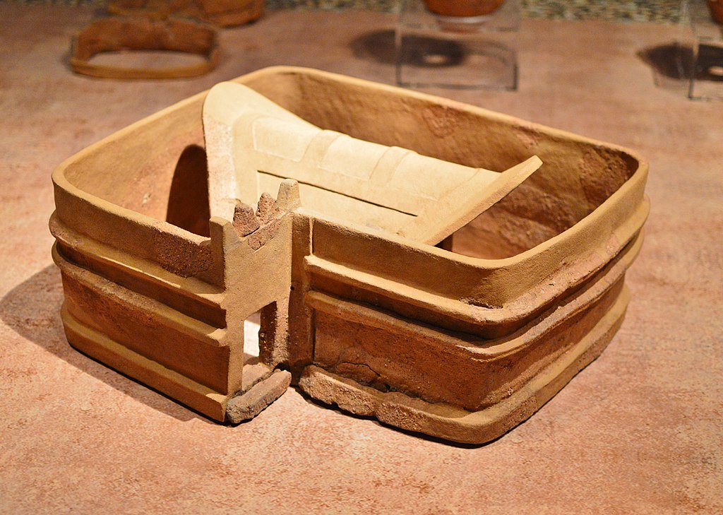 1024px-宝塚1号墳出土_囲形埴輪_(導水).jpg