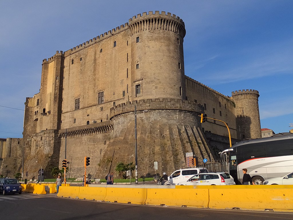 1024px-新堡_Castle_Nuovo_-_panoramio.jpg