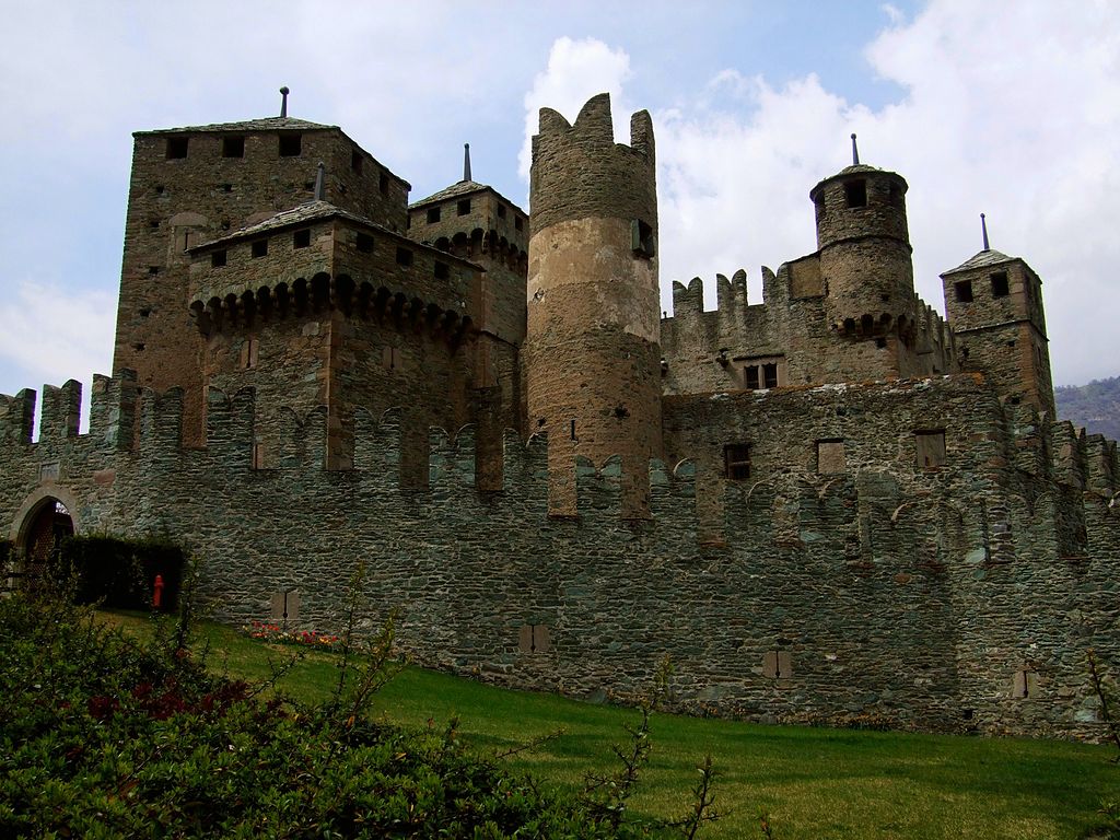1024px-007027144_Castello_di_Fenis.JPG