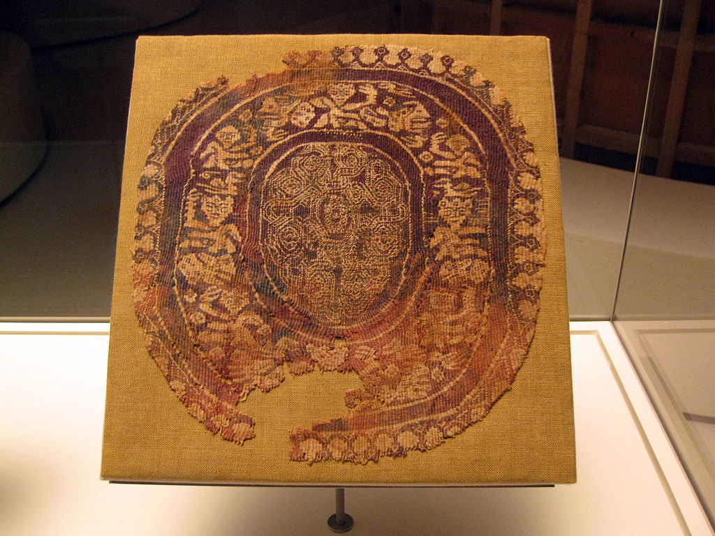 1024px-015_Fragment_de_teixit_copte_amb_«orbiculus»,_s._X-XI.jpg