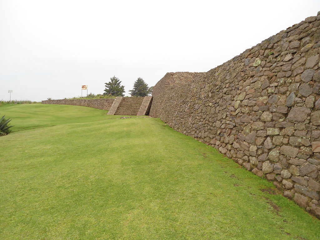1024px-083_Calixtlahuaca,_Zona_Arquelogica.JPG