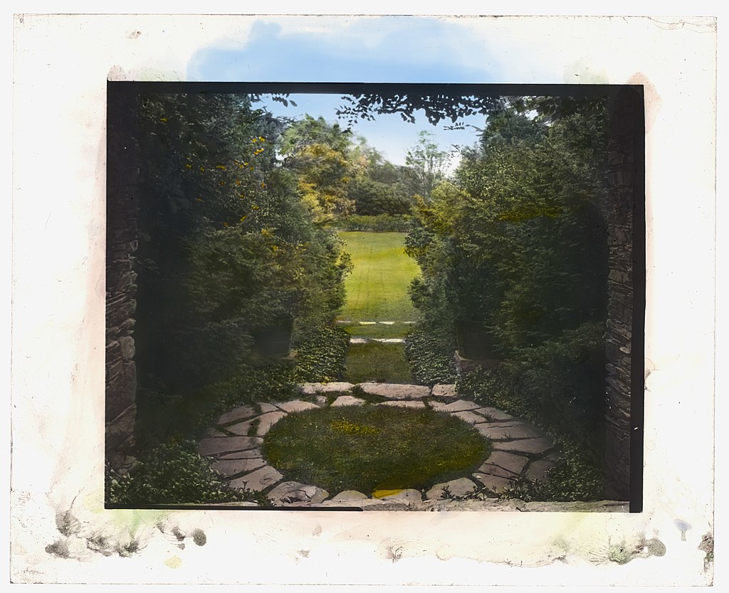 1024px-_Hammersmith_Farm,__Hugh_Dudley_Auchincloss_house,_Harrison_.jpg