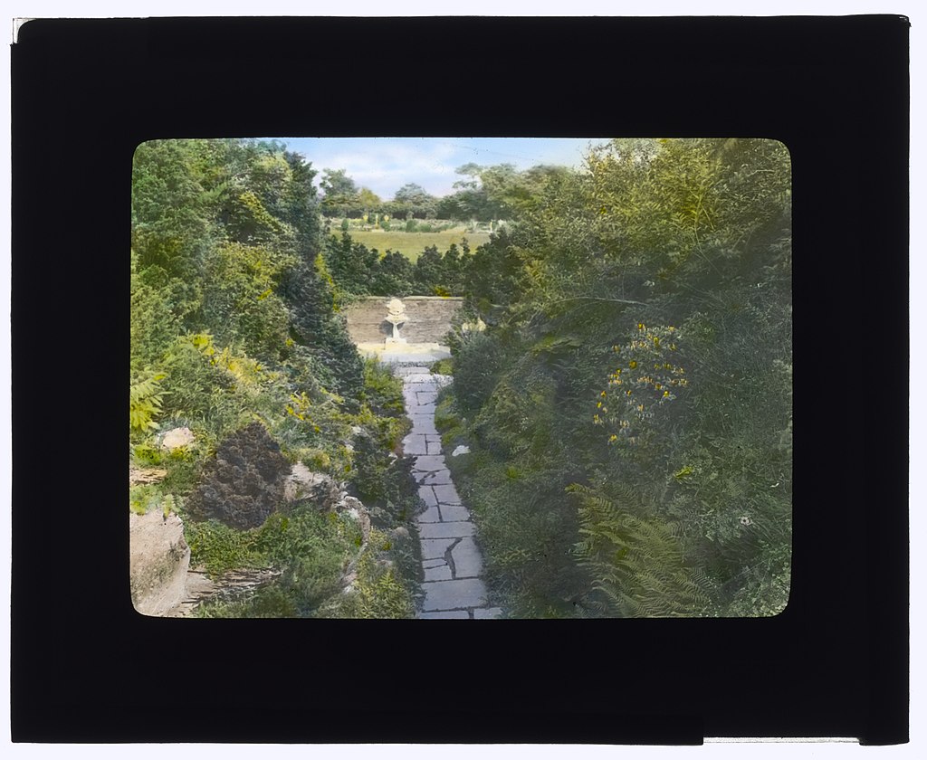 1024px-_Hammersmith_Farm,__Hugh_Dudley_Auchincloss_house,_Harrison_Avenue,_Newport,.jpg