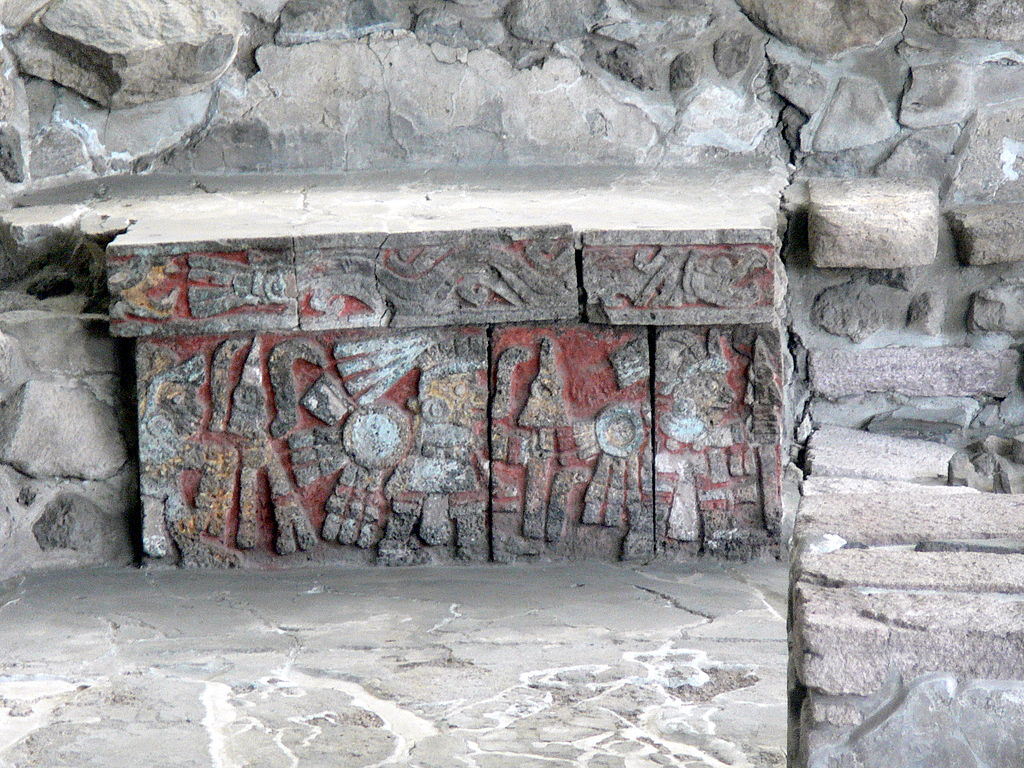 1024px-Adlerhaus_2_Kriegerrelief.jpg