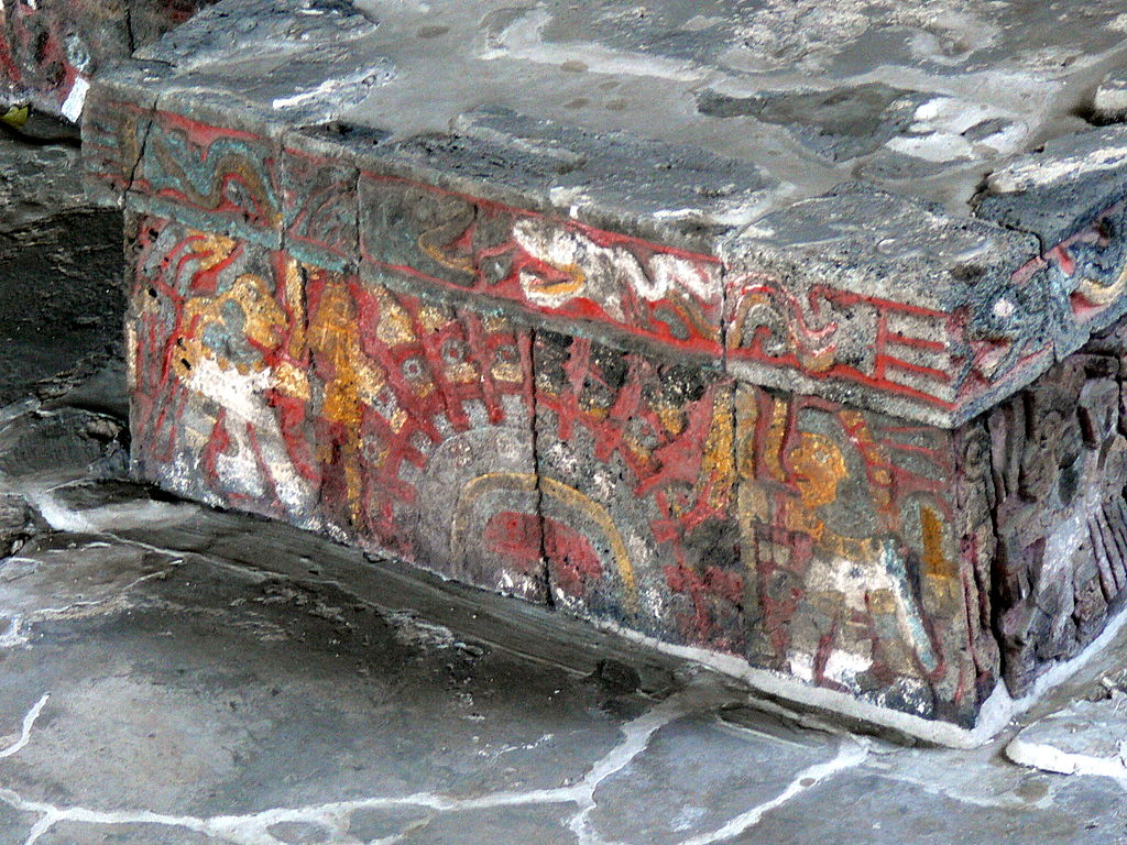 1024px-Adlerhaus_3_Kriegerrelief.jpg