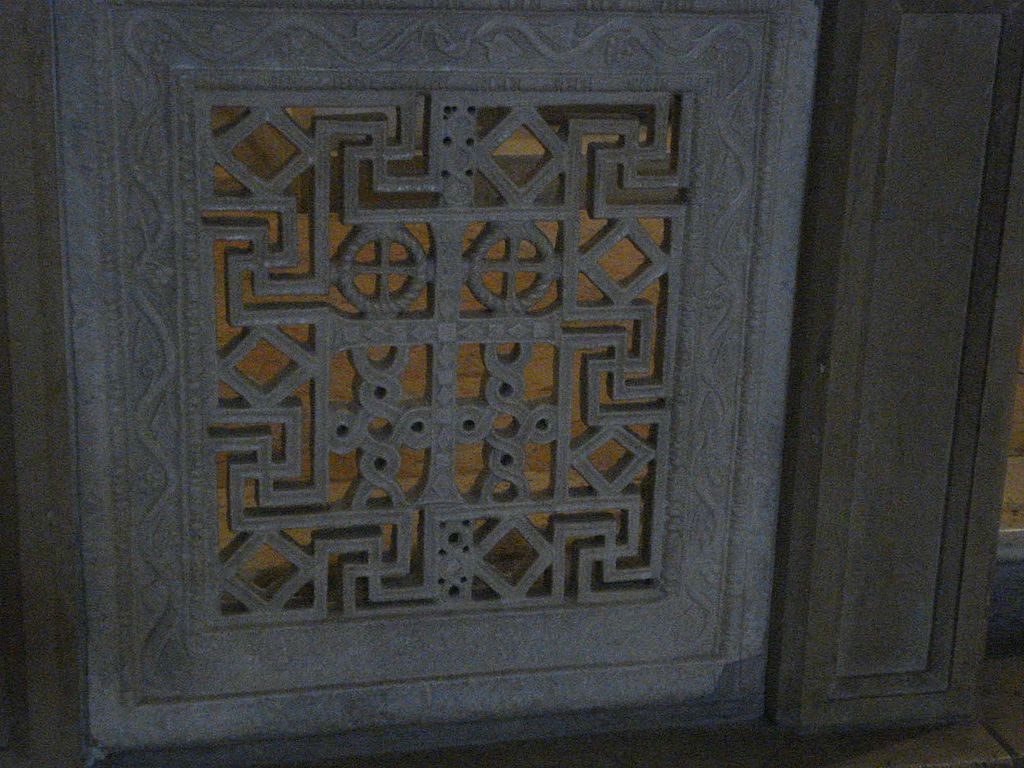 1024px-Altar_rail-2.jpg