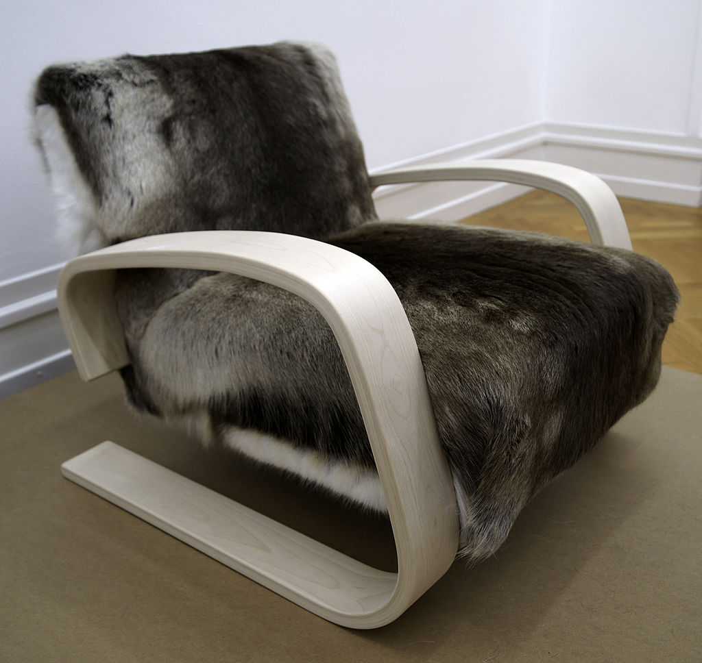 1024px-Alvar_Alto_-_Tank_Chair_(Armchair_400).jpg