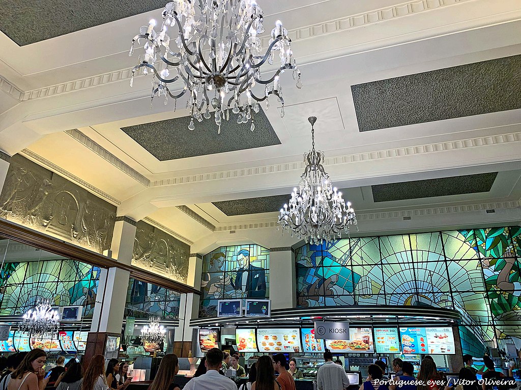 1024px-Antigo_Café_Imperial_-_Porto_-_Portugal_(50664948717).jpg