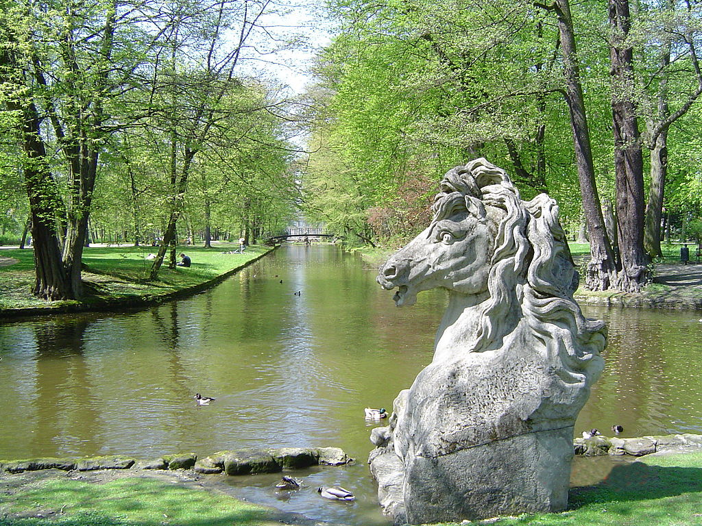 1024px-Bayreuth_Hofgarten_Neues_Schloss,_Wasserross_(Kopie),_04.05.06.jpg