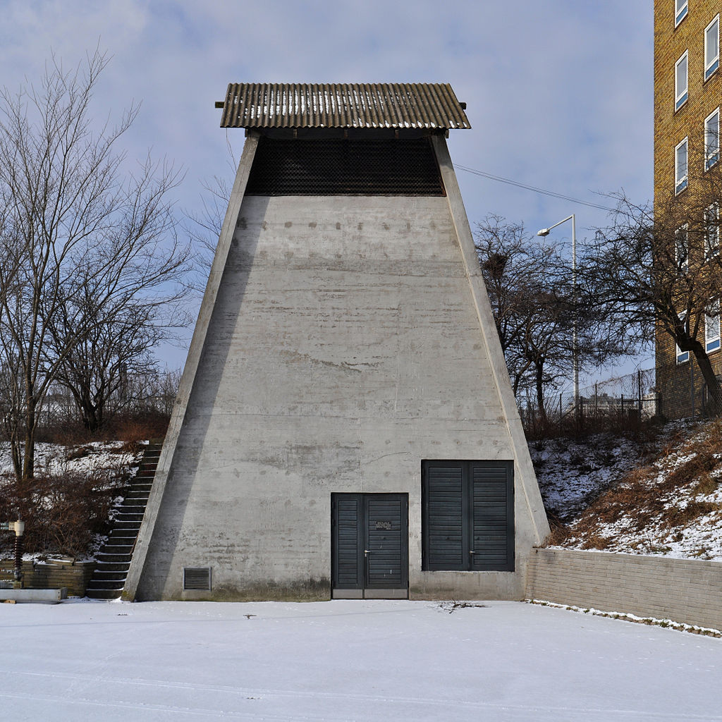 1024px-Bellahøj_gas_pressure_regulator_building-3.jpg