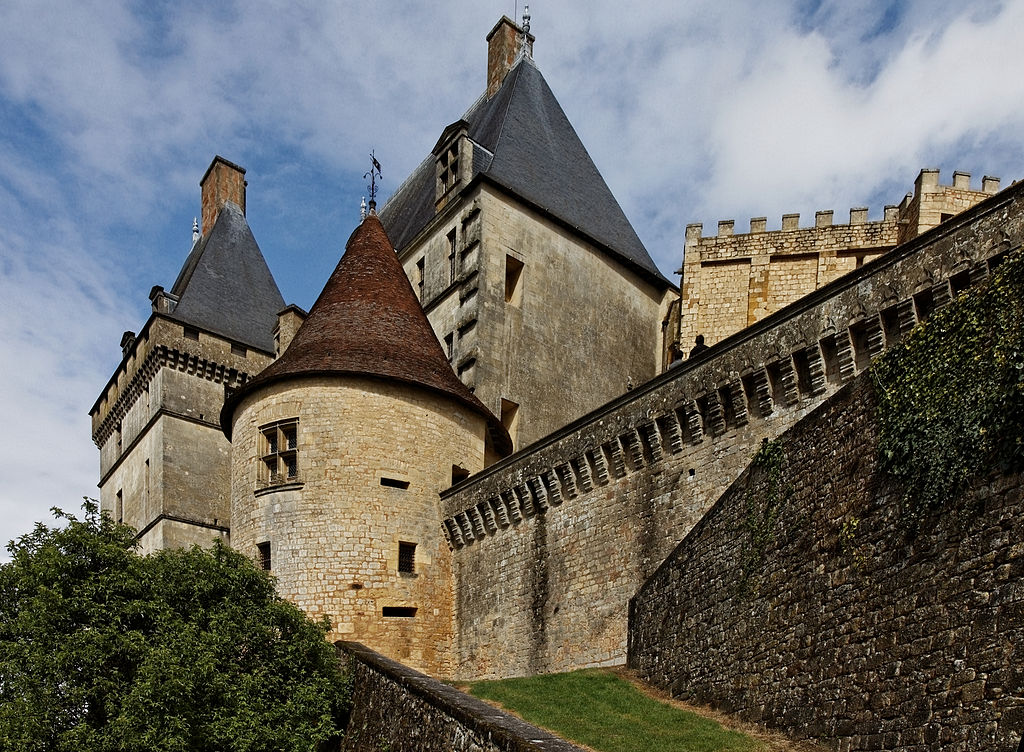 1024px-Biron_-_Le_château_-_PA00082386_-_042.jpg