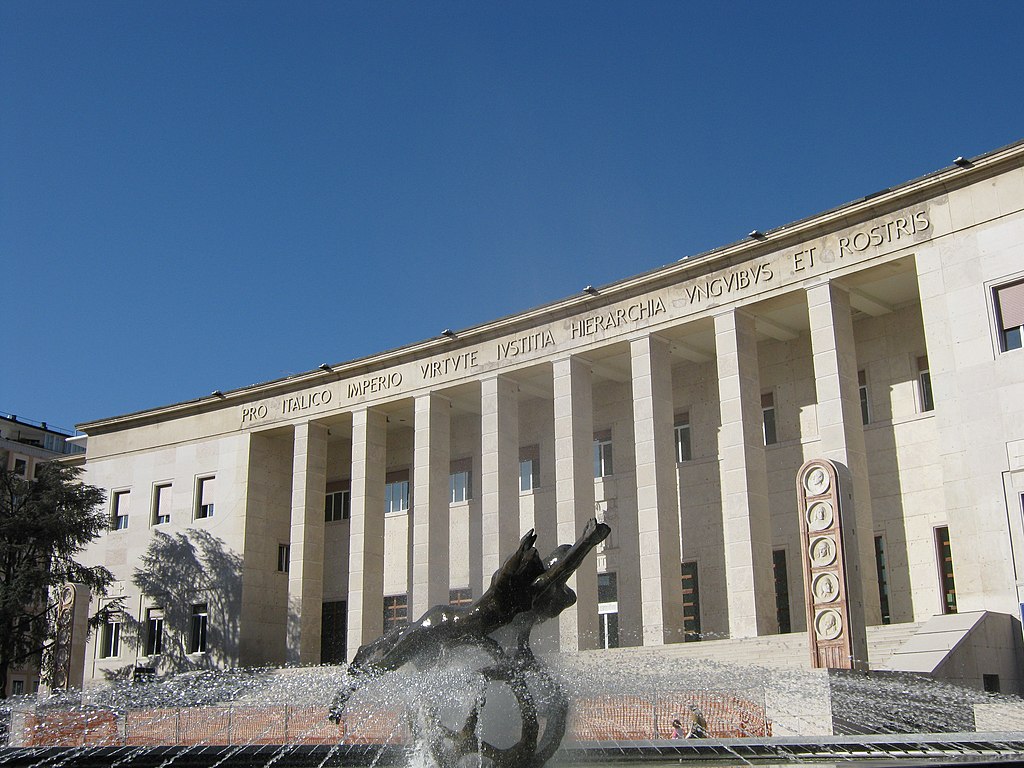 1024px-Bozen_Gerichtsgebäude.jpg